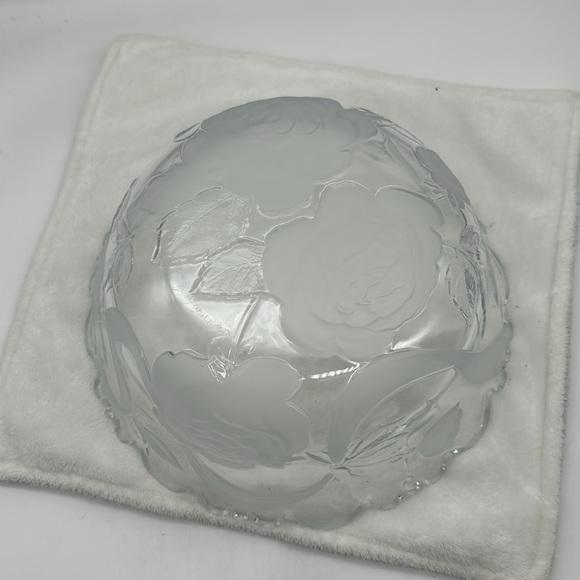 Artisan Glass Bowl w/Raised Large Roses/Ribbons Throughout & Ruffled Edges - Picture 4 of 7